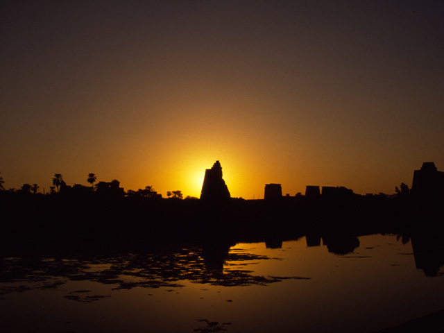 Coucher de soleil sur le lac sacr� � Karnak (Egypte)