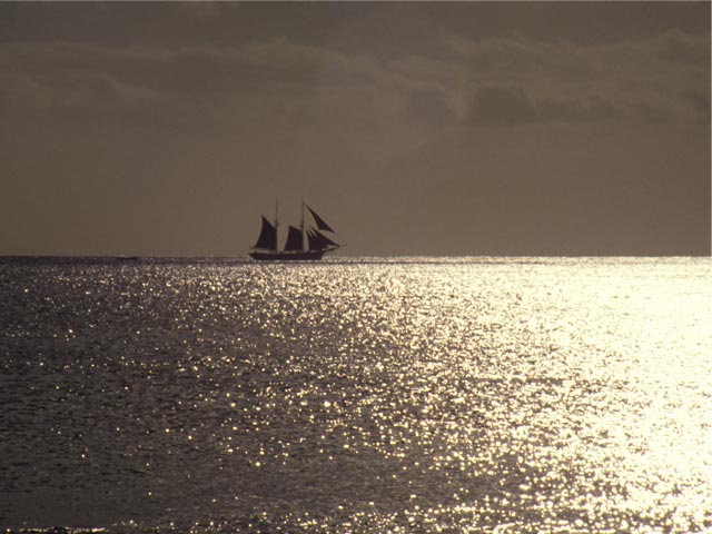 Bateau  voile au coucher du soleil argent de l'Ile Maurice